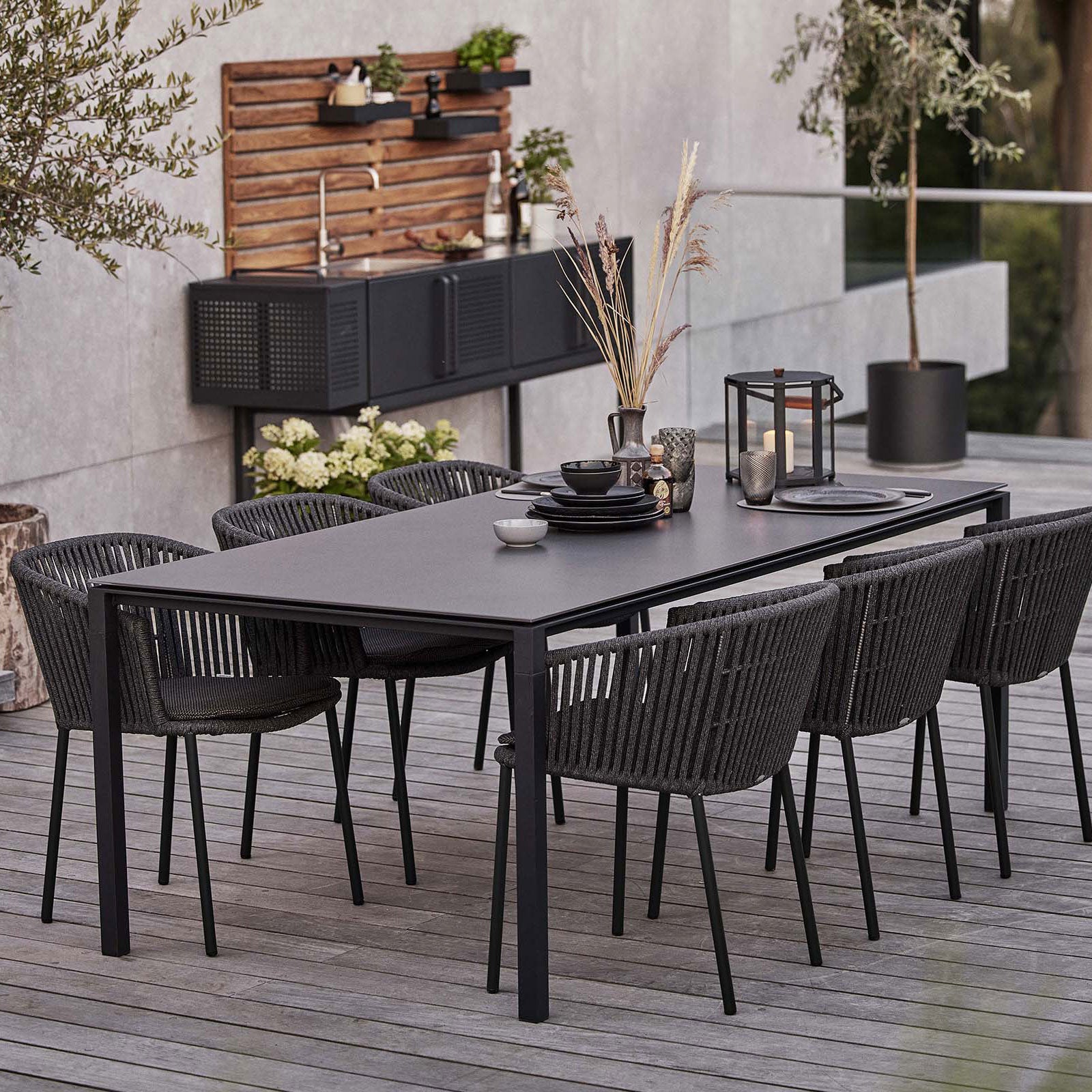 Moments Stapelbarer Stuhl Dunkelgrau