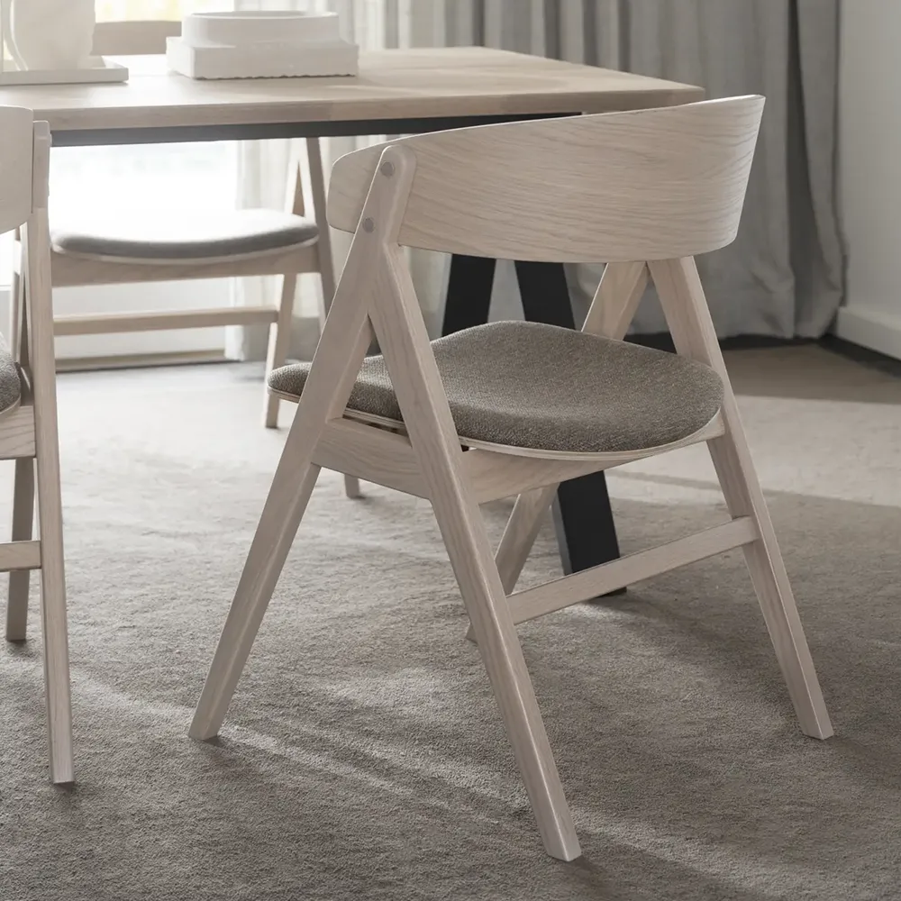 Waterton Esszimmerstuhl mit Armlehnen Eiche weiß pigmentiert/brauner Stoff