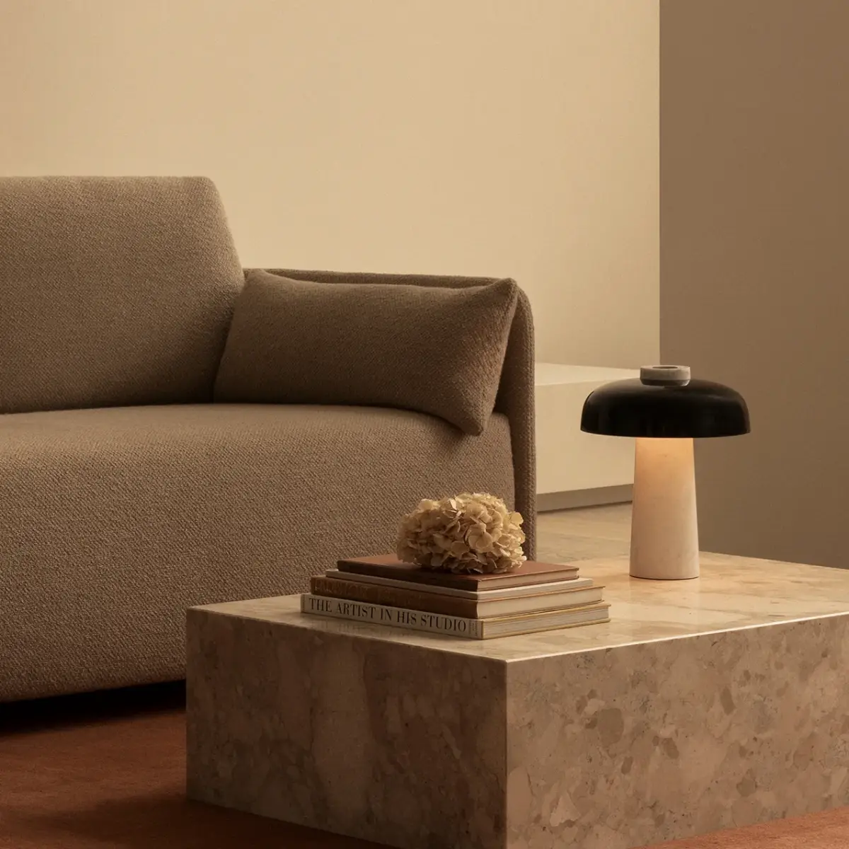 Plinth Couchtisch „Sten“, niedrig, Kunis Breccia