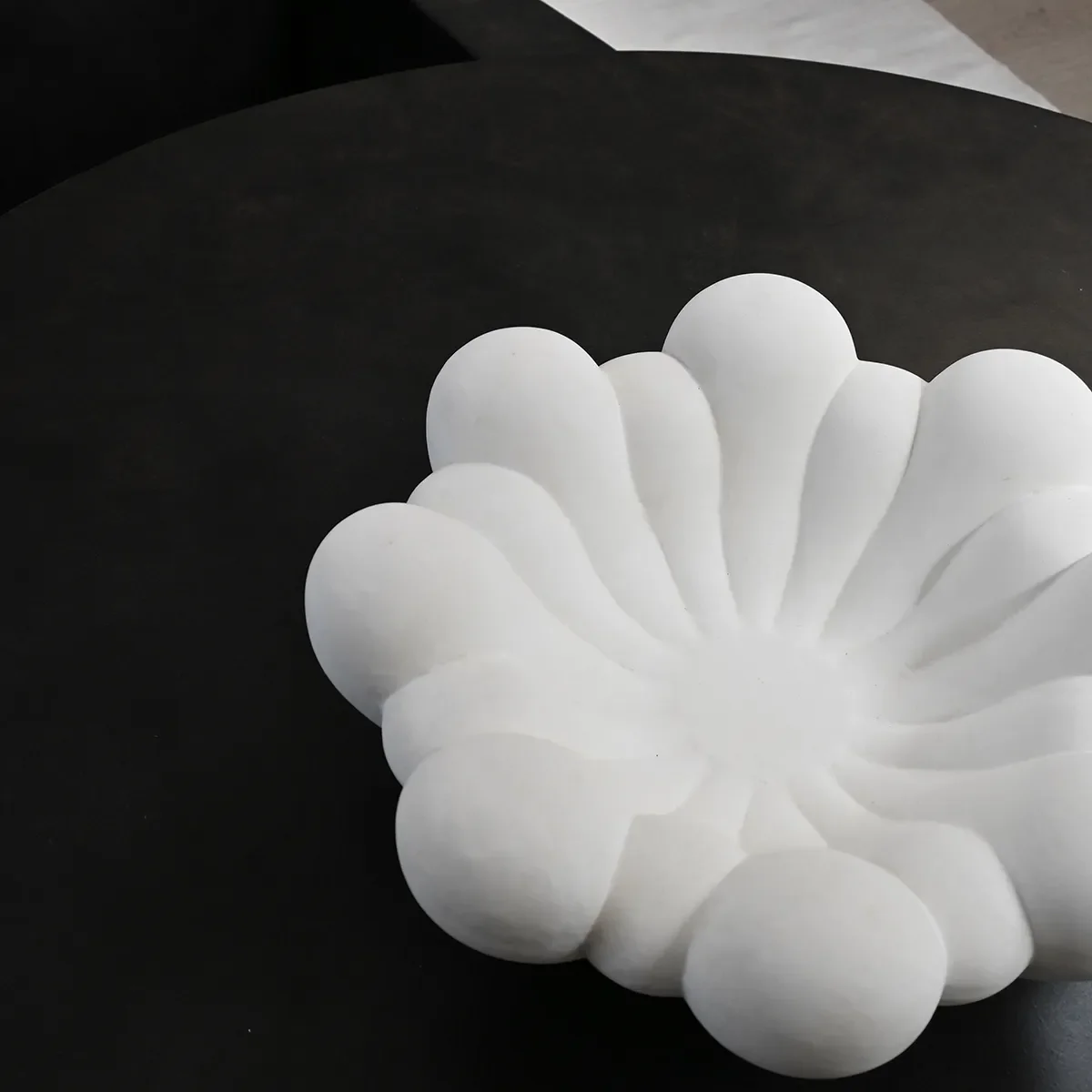 Handgefertigte Dekoschale Bloom Bone White Ø 44 cm