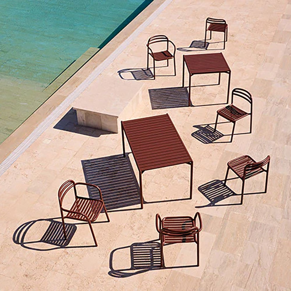 Bliss Esstisch inkl. zwei Stühle mit Armlehnen – Sandfarbenes Aluminium