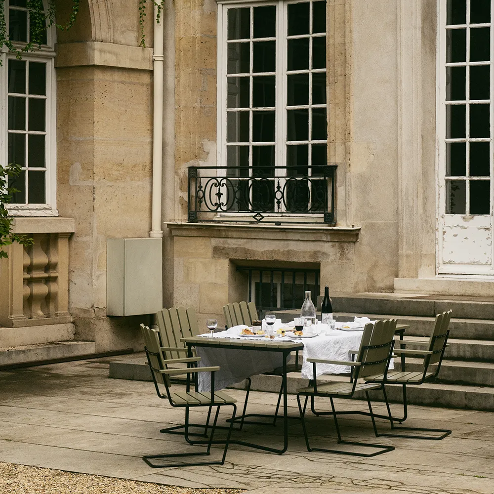 Tisch B31 170 Eiche grün lackiert / Gestell schwarz