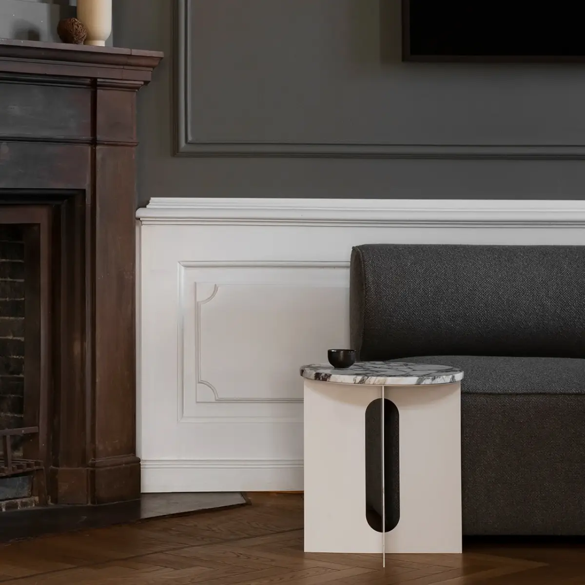 Androgyne Beistelltisch/Gestell, elfenbeinfarbener Stahl – Ø 40 cm