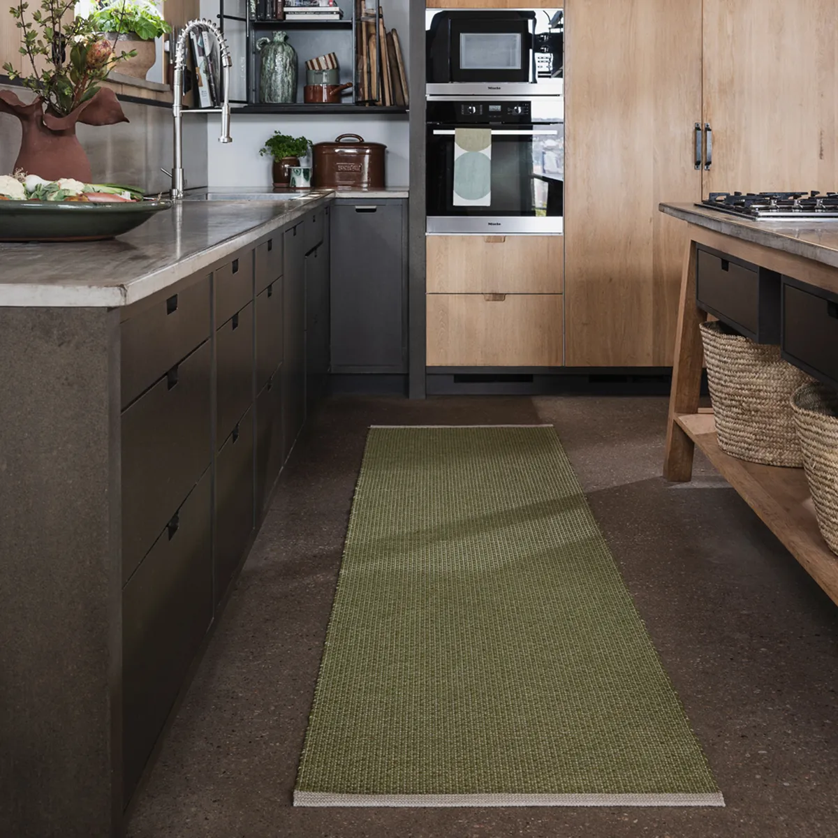 Waschbarer Kunststoffteppich NILS Dark Olive 70x240 cm