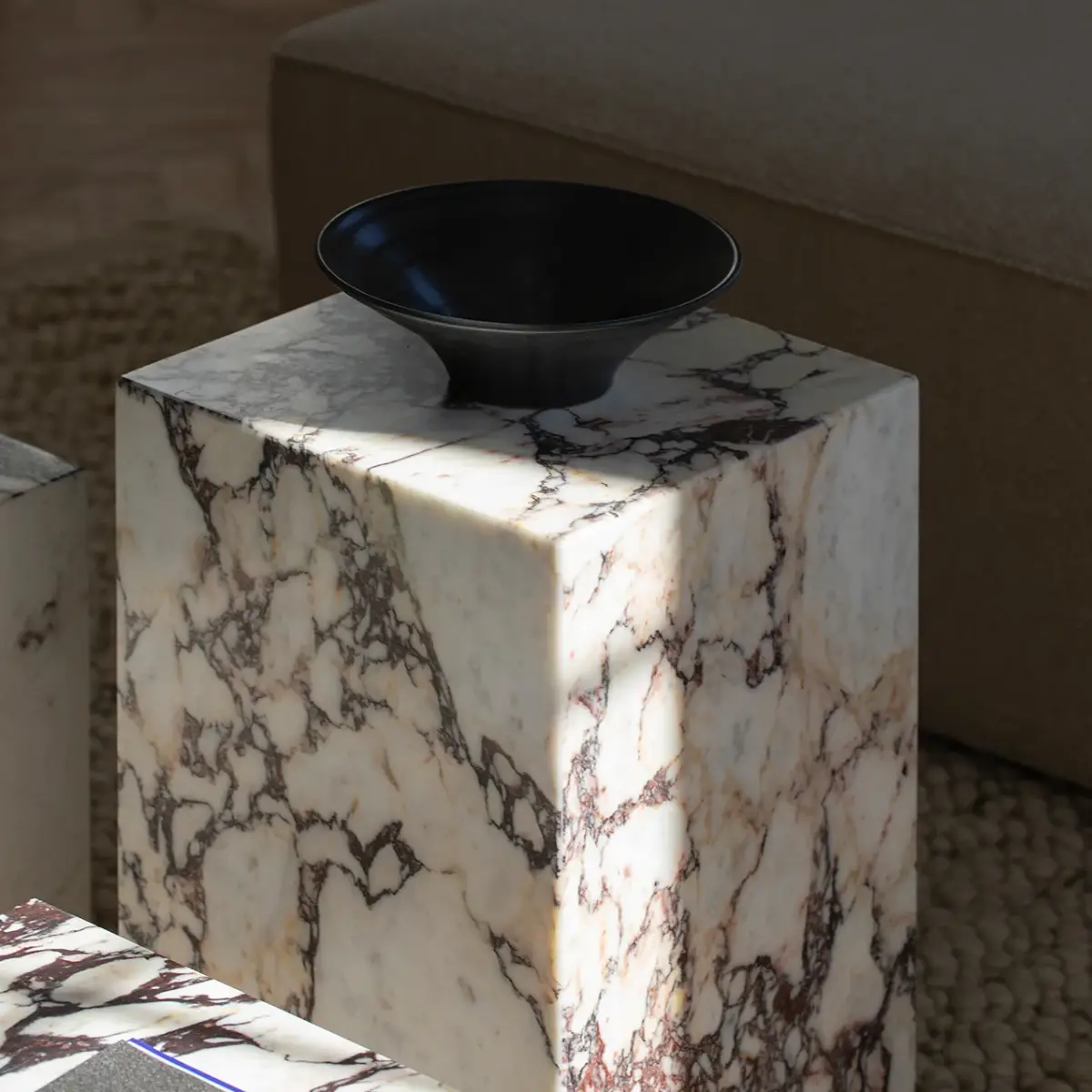 Plinth Beistelltisch aus Marmor, hoch, Calacatta Viola