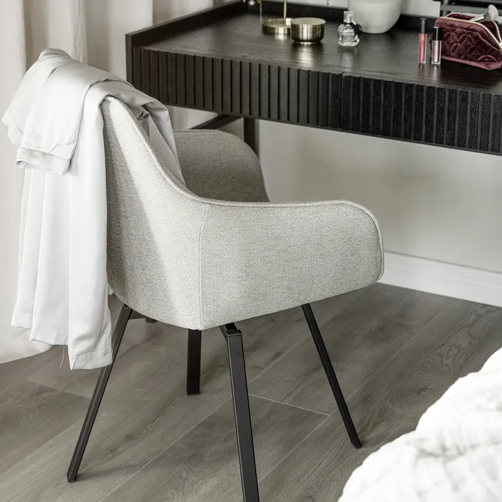 Alison Stuhl mit Armlehnen beiger stoff/schwarze metallbeine