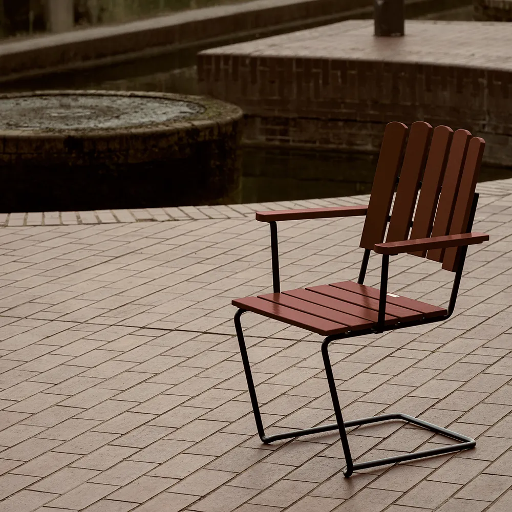 A2 Sessel Dunkelrot lackierte Eiche / Schwarz