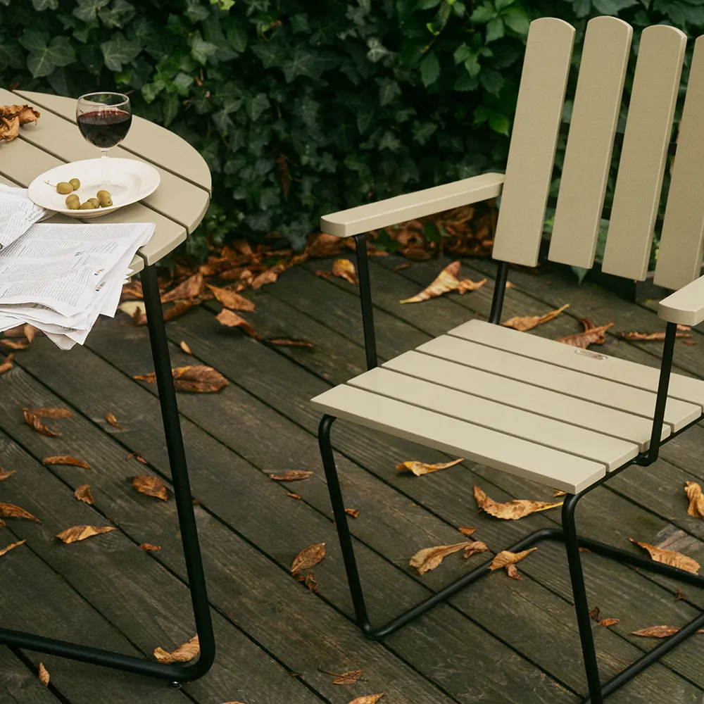 Tisch 6B 60 Grün lackierte Eiche / schwarzer Ständer