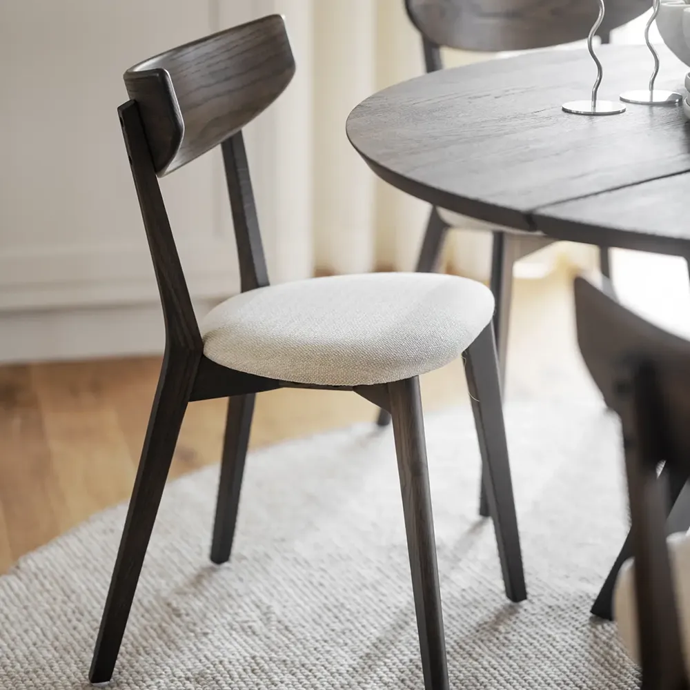 Ami Esszimmerstuhl braun lackierte Eiche/beiger Stoffbezug