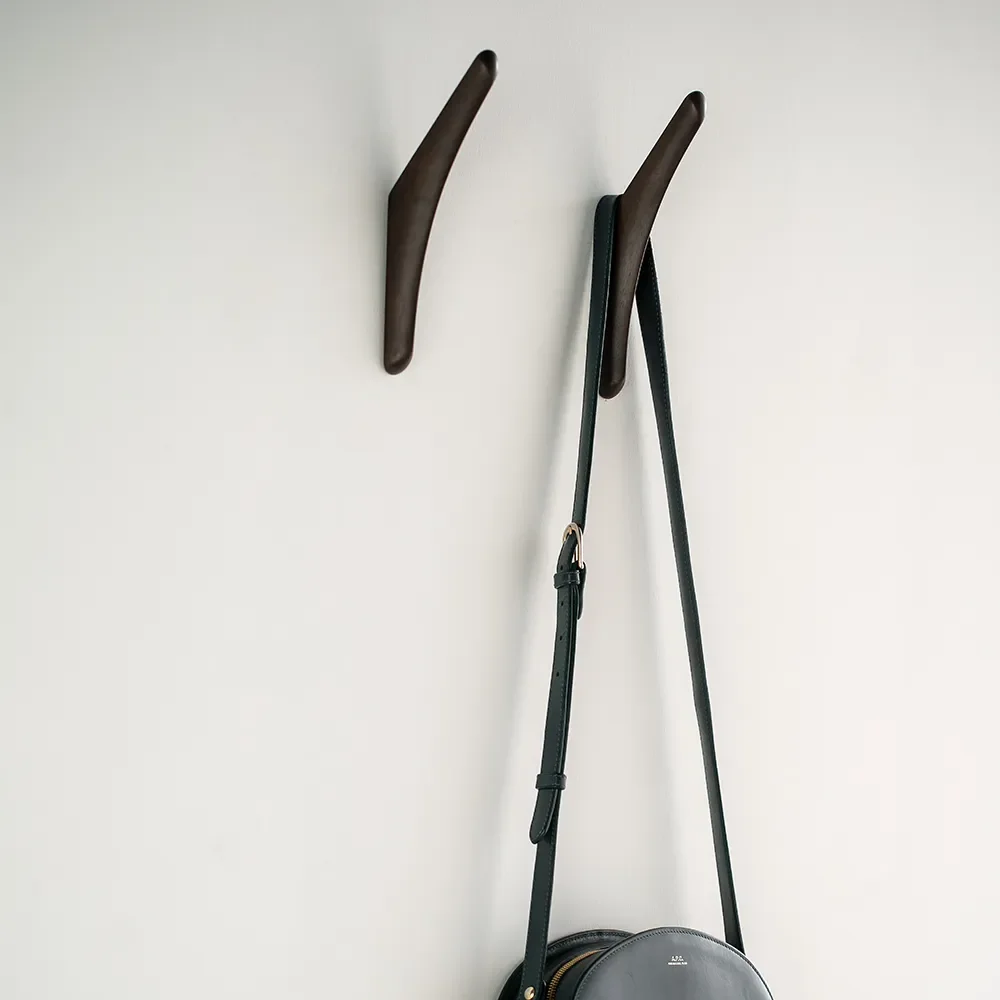  PI Kleiderbügel für die Wand dunkelbraunes Mahagoni lackiert