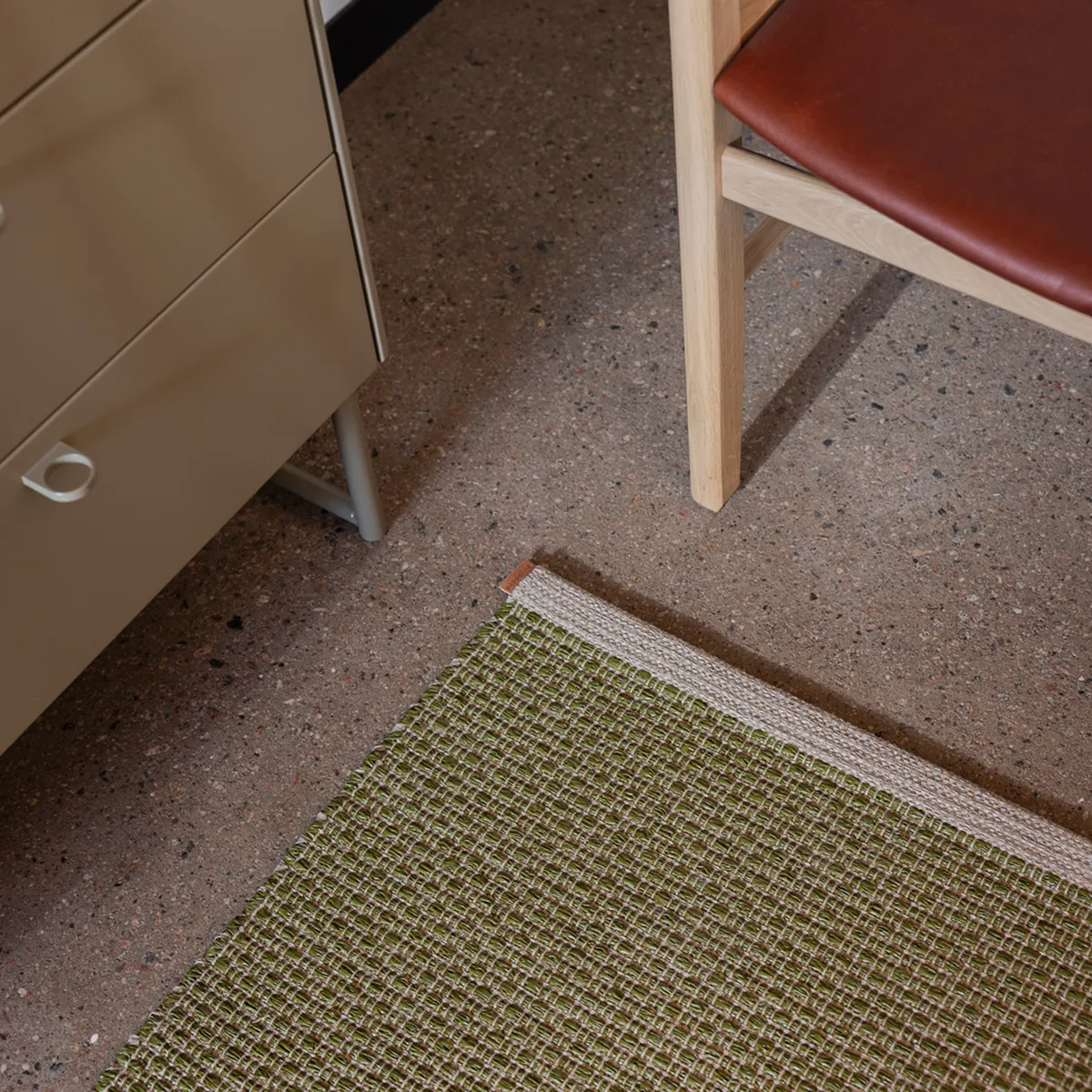 Waschbarer Kunststoffteppich NILS Dark Olive 70x240 cm