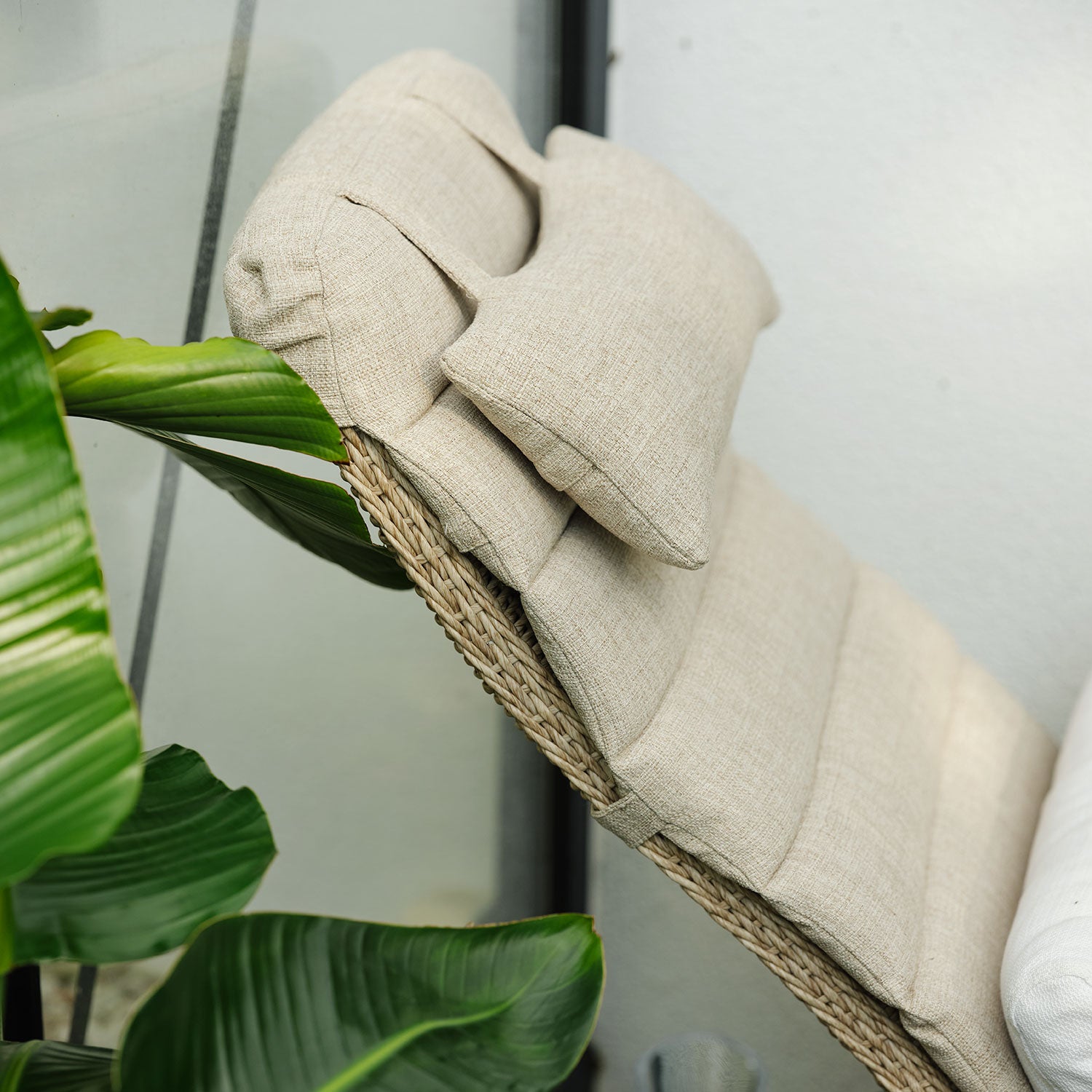 Akleja Liegebett beige mit Kissen