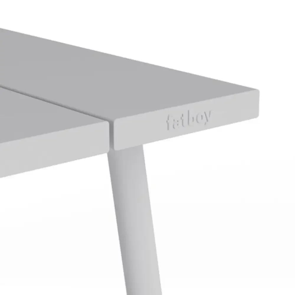 Fred's medium table Tisch im Freien light grey