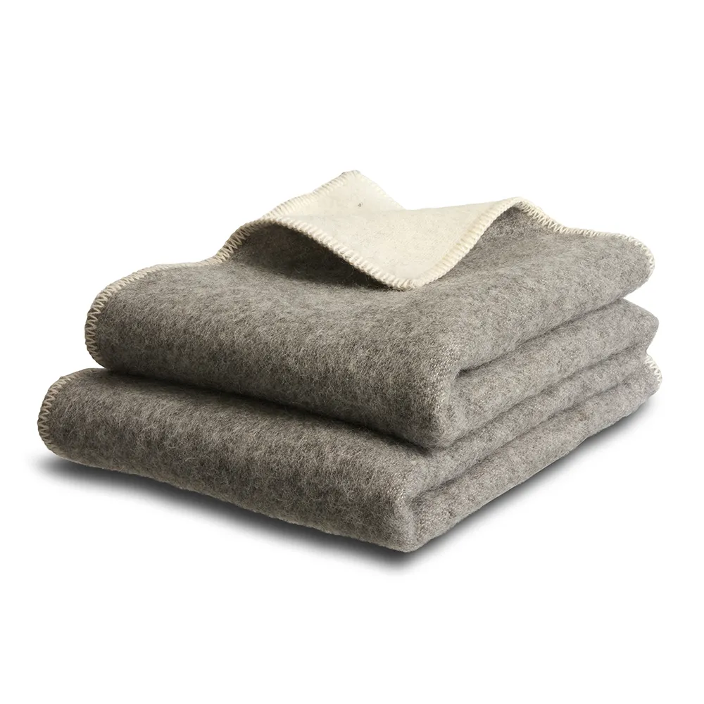 Nappa, grey and white blanket