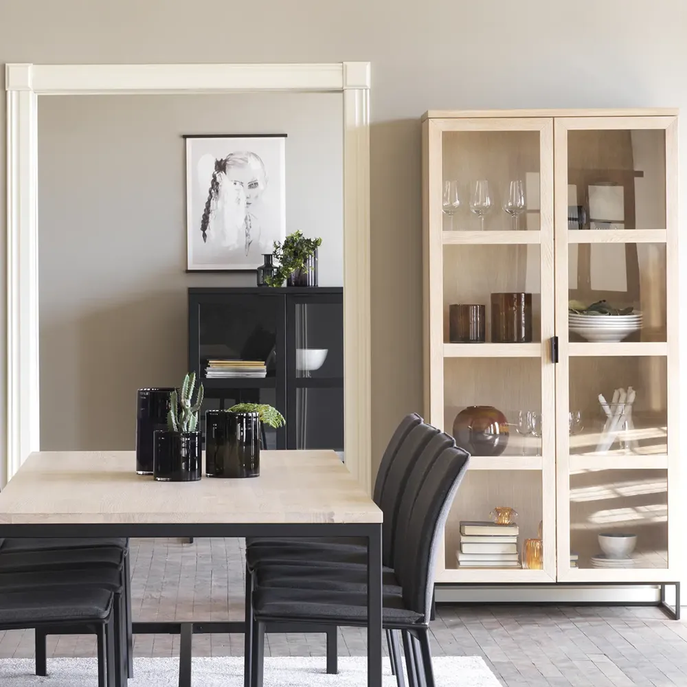 Everett Vitrine weiß pigmentiert