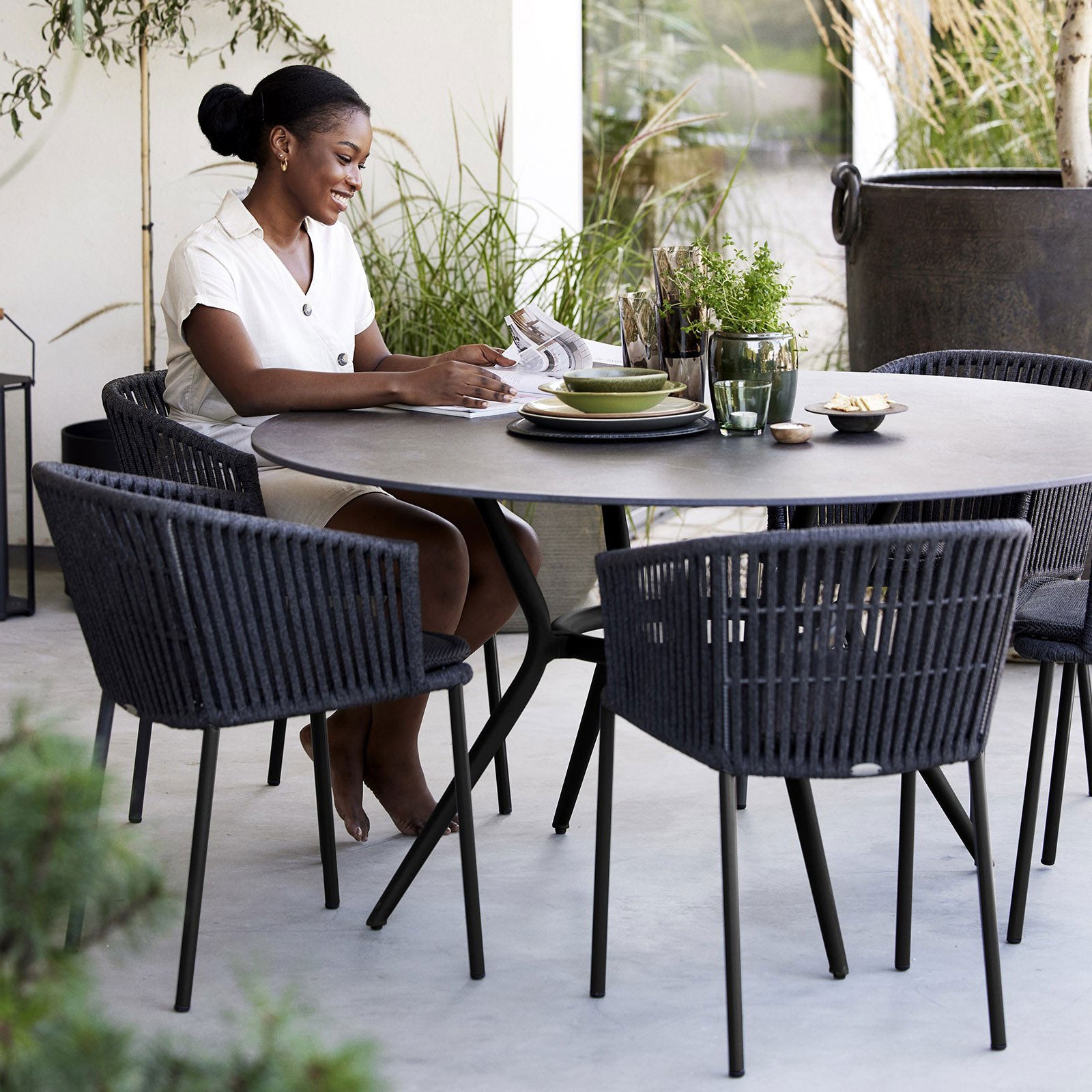 Moments Stapelbarer Stuhl Dunkelgrau