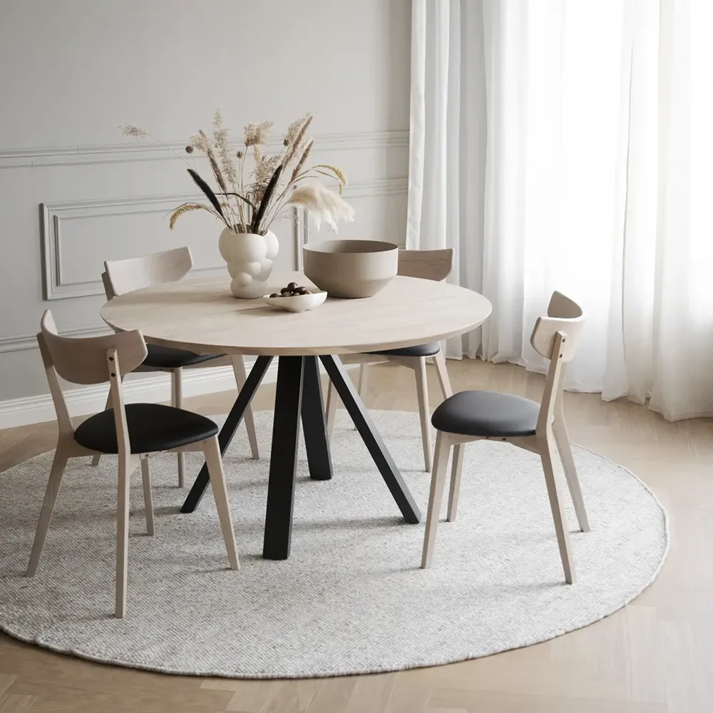 Ami Esszimmerstuhl aus weiß pigmentierter Eiche/schwarzem Kunstleder