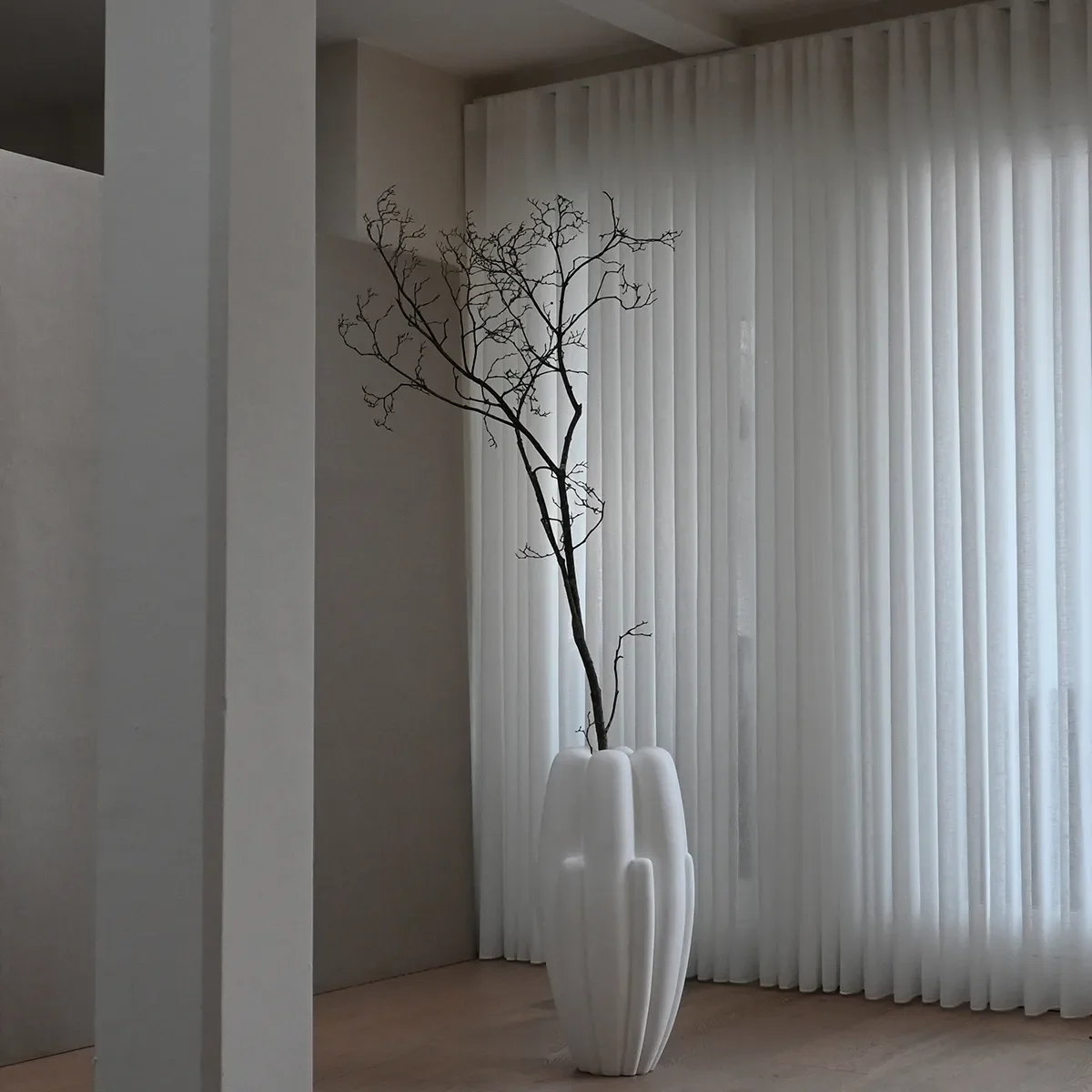 Handgefertigte Vase Bloom Slim Big Bone White H68 cm
