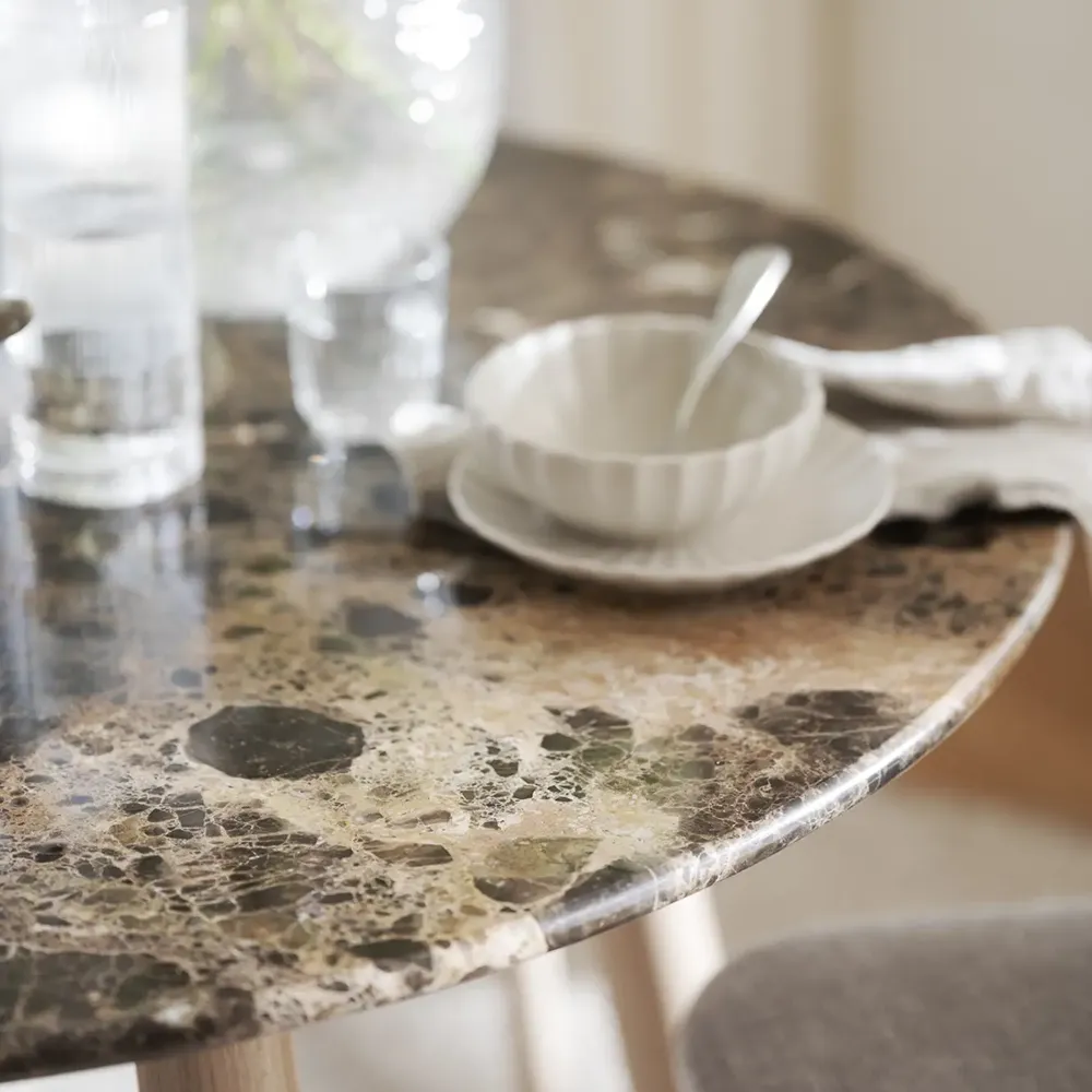 Taransay Esstisch Ø125 cm brauner Marmor/weiß pigmentierte Eiche