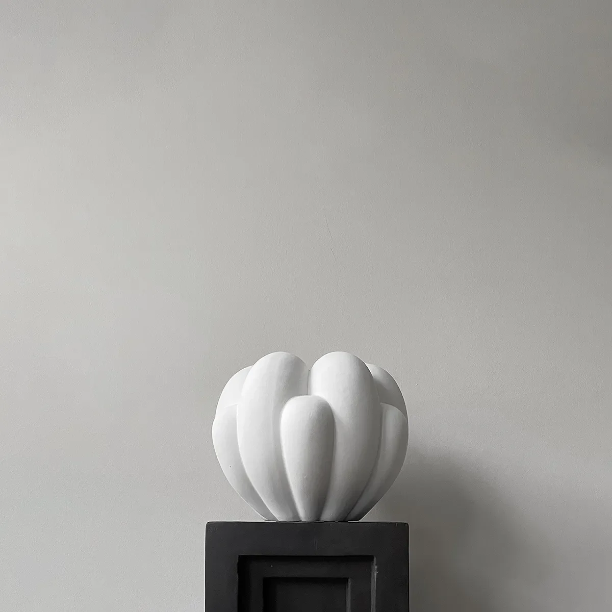 Handgefertigte Vase Bloom Mini Bone White H27 cm
