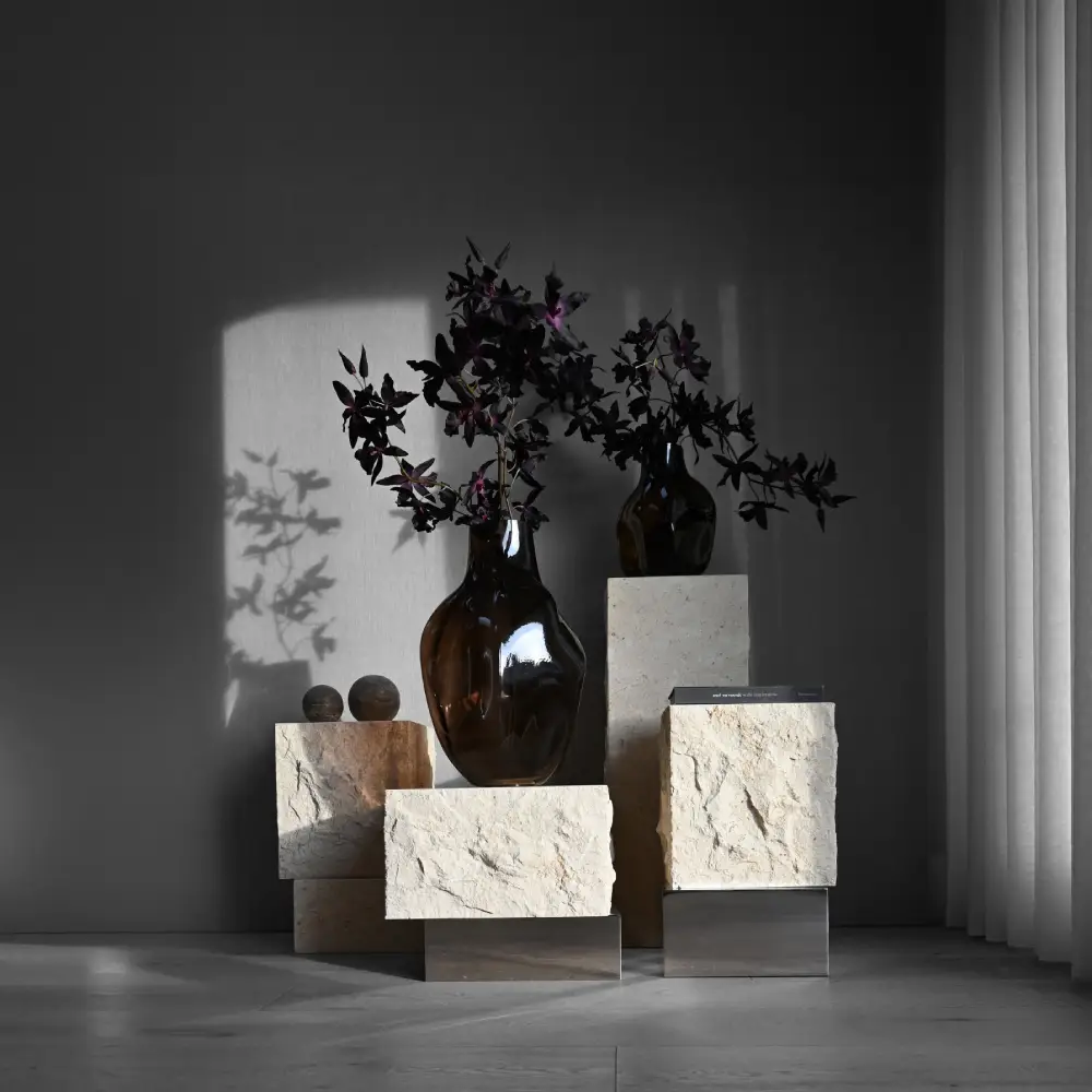 Temple Couchtisch hoch – Chrom / Limestone