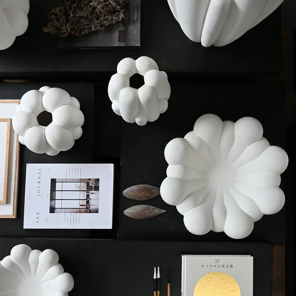 Handgefertigte Dekoschale Bloom Bone White Ø 44 cm