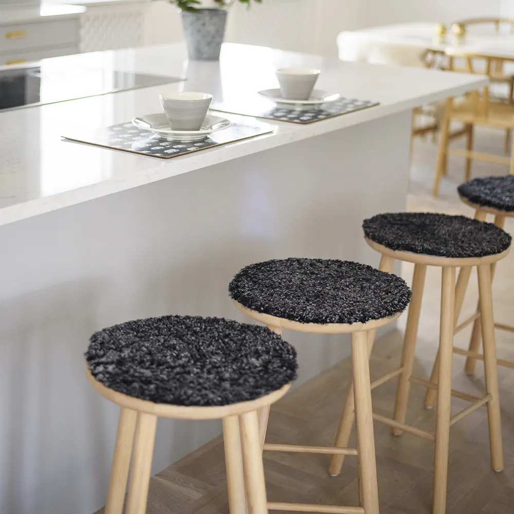 Curly shape Sitzkissen Schafsfell Dark Grey