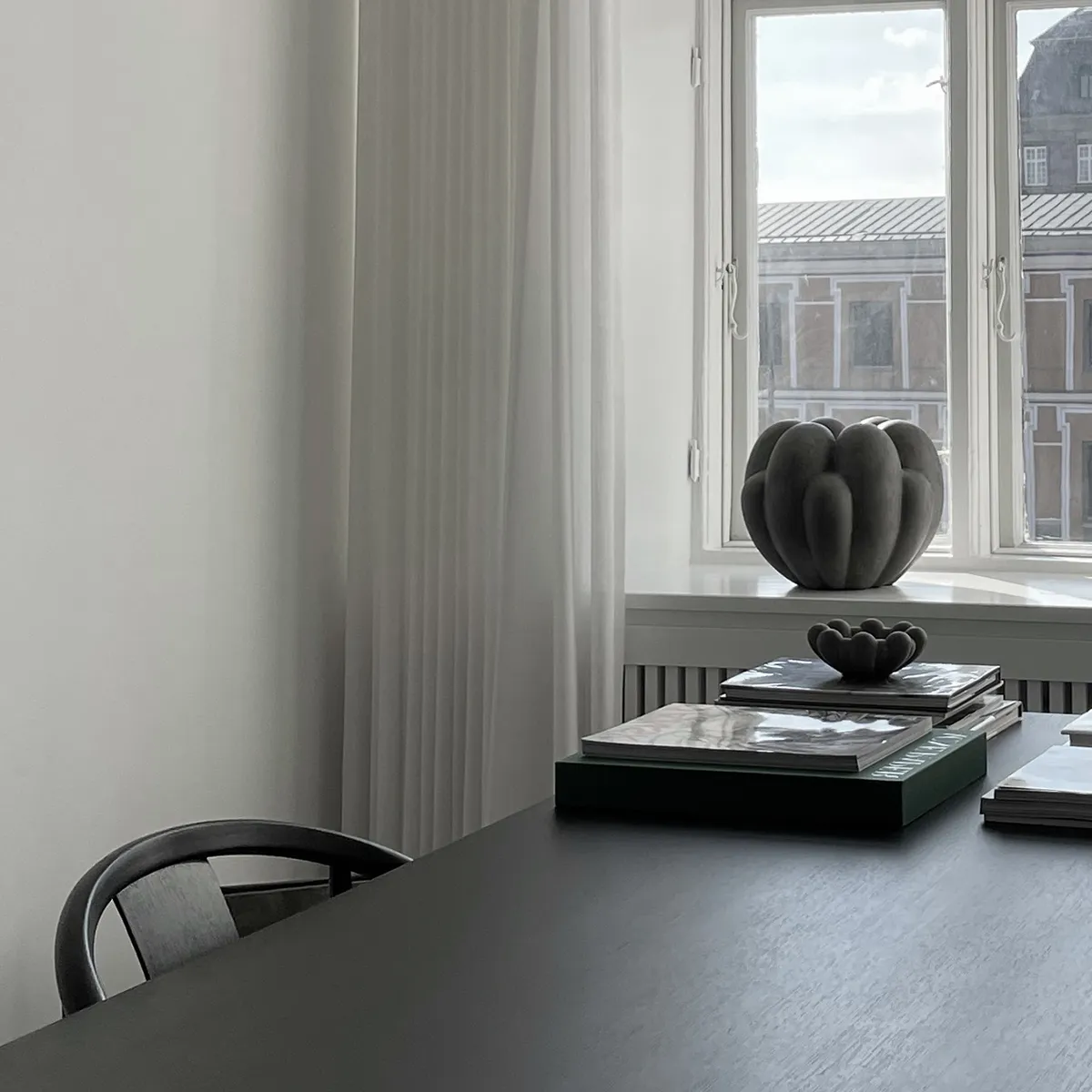 Handgefertigte Vase Bloom Mini Dark Grey H27 cm