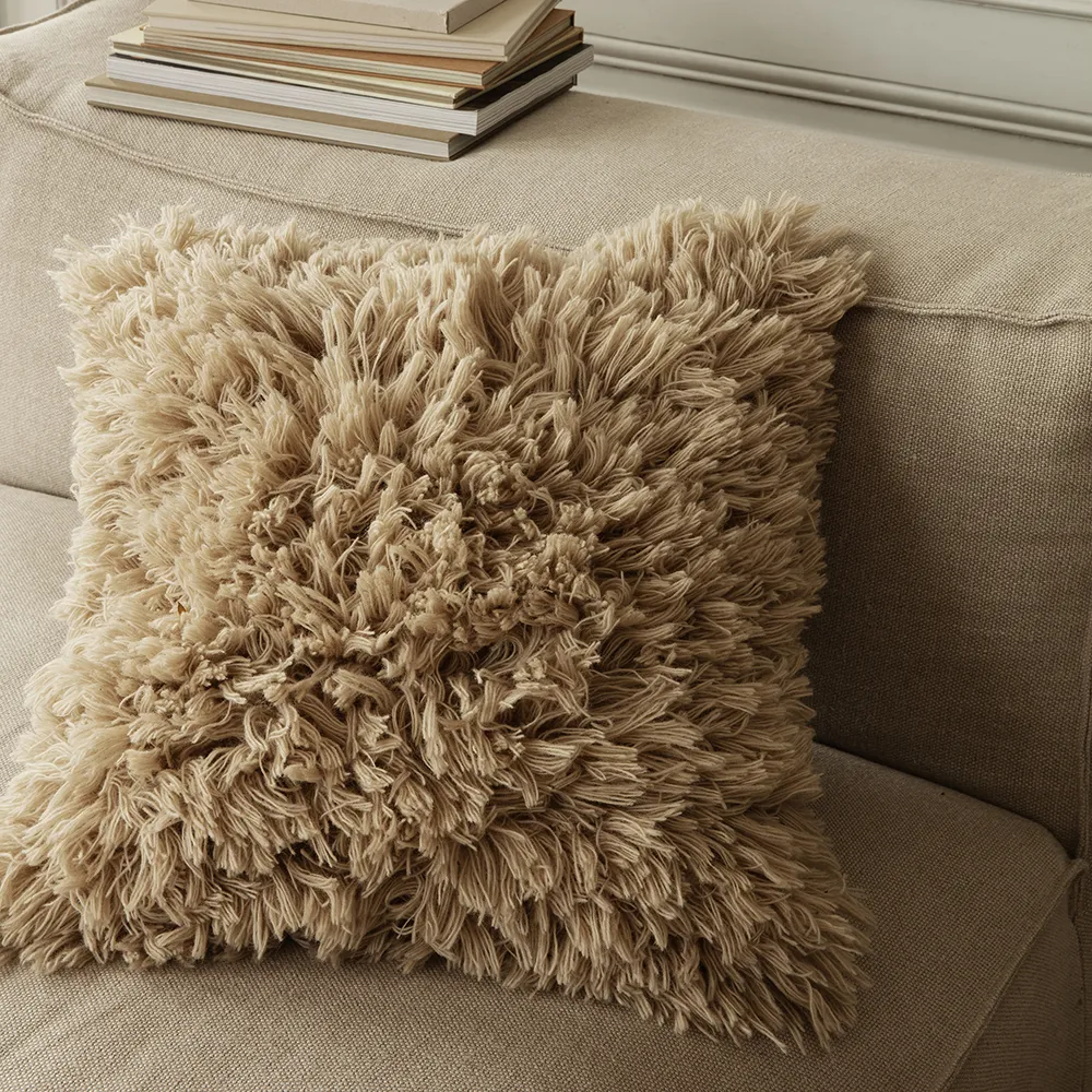 Handgefertigte Dekokissen Meadow High Pile Light Sand