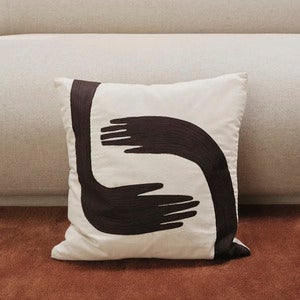 Handbestickter Kissenbezug Pose aus Bio-Baumwolle
