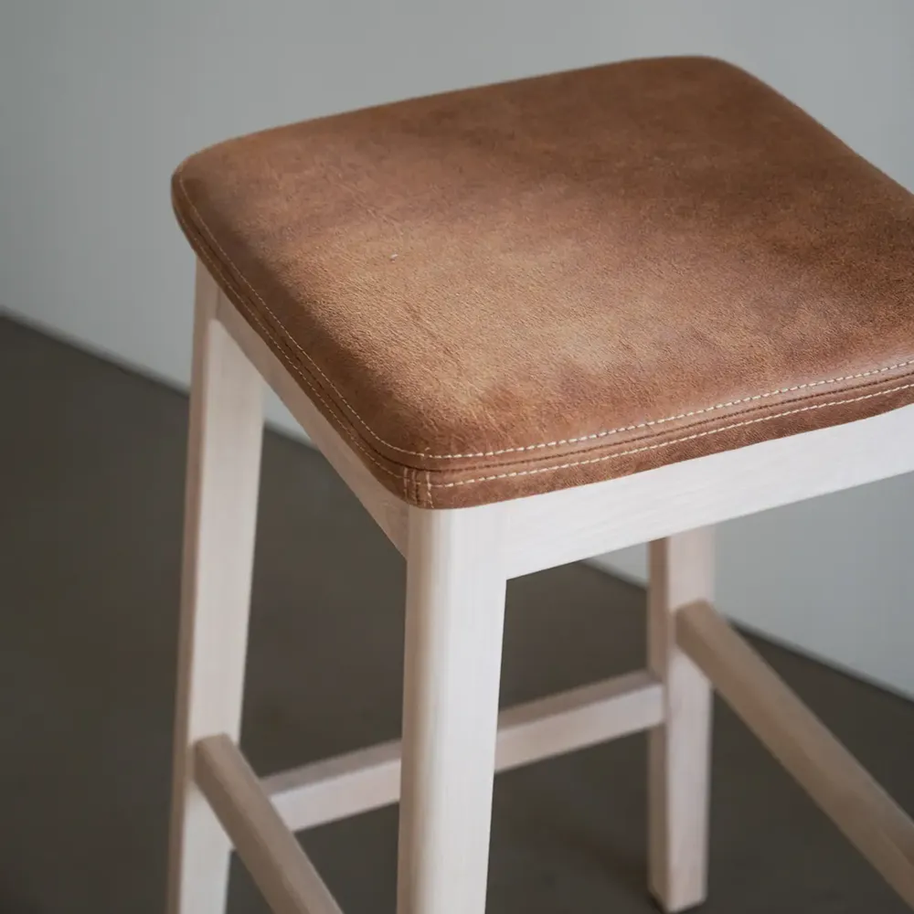 Livermore Barhocker aus weiß pigmentierter Eiche/Leder