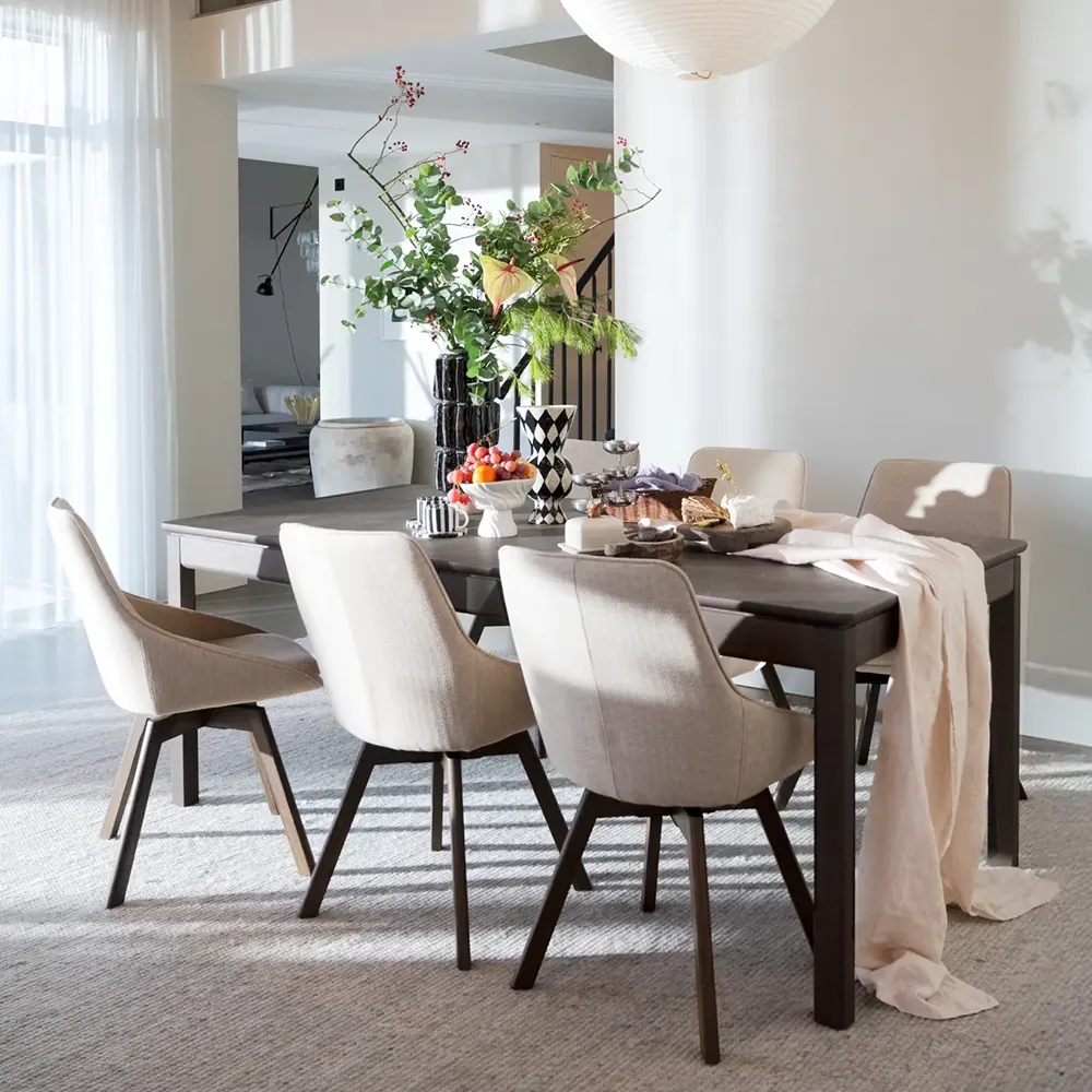 Alison Esszimmerstuhl dunkelbeiger stoff/braune eichenbeine