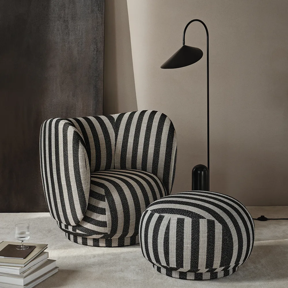 Verstellbare Stehlampe mit Travertinfuß Arum Black