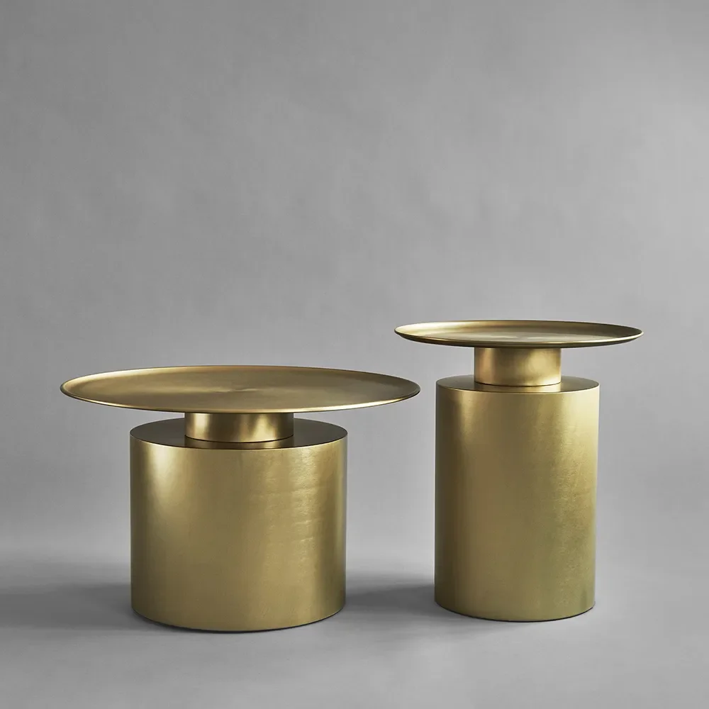 Pillar Couchtisch, niedrig – Messing
