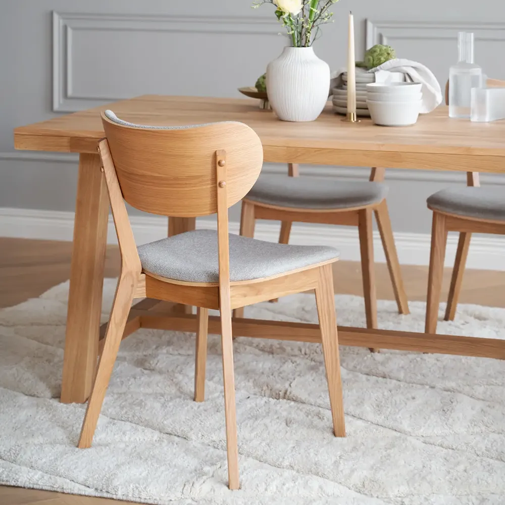 Kato Esszimmerstuhl lackierte Eiche/grau-beiger Stoffbezug