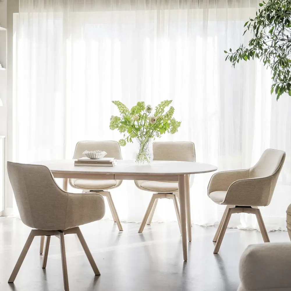 Alison Stuhl mit Armlehnen hellbeiger stoff/weiß pigmentierte eichenbeine