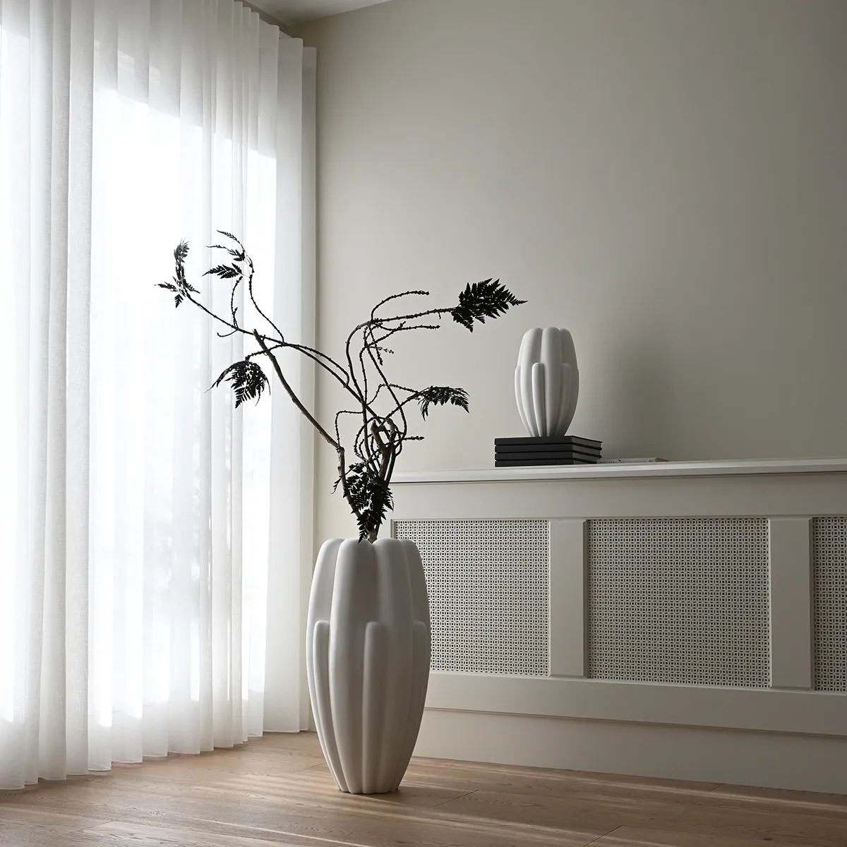 Handgefertigte Vase Bloom Slim Mini Bone White H34 cm