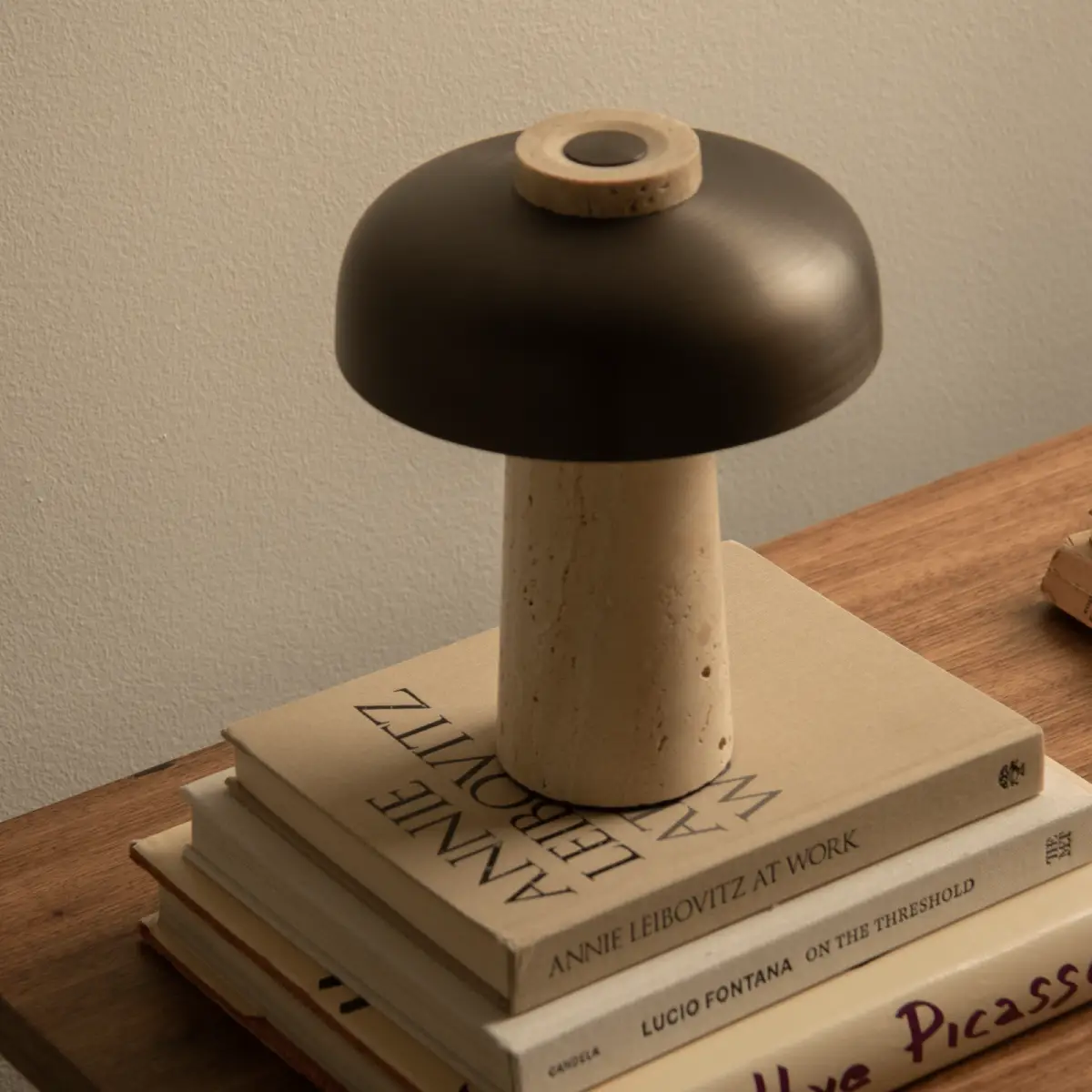 Reverse tragbare Tischlampe Travertine, Sand/Aluminium, brüniert
