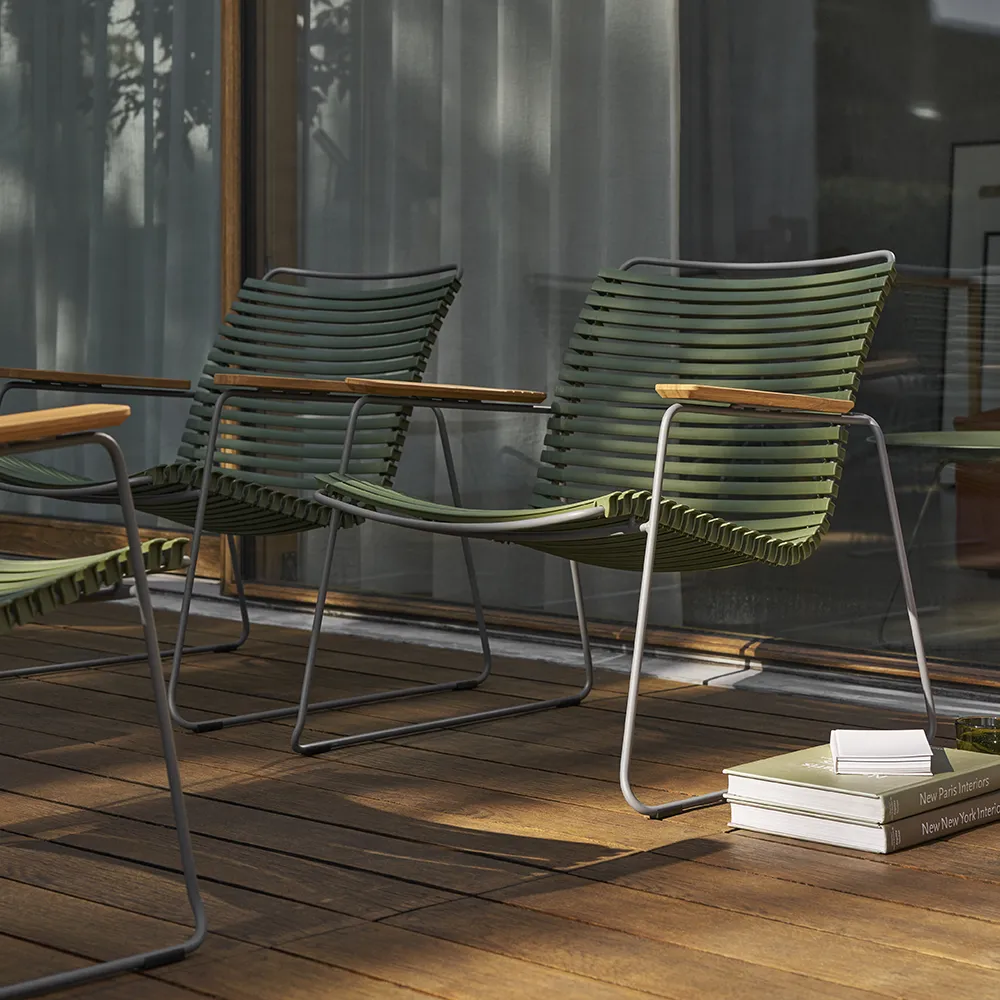 Click Roomy lounge chair Paprika. Frame: Grey. Armrest: Bamboo