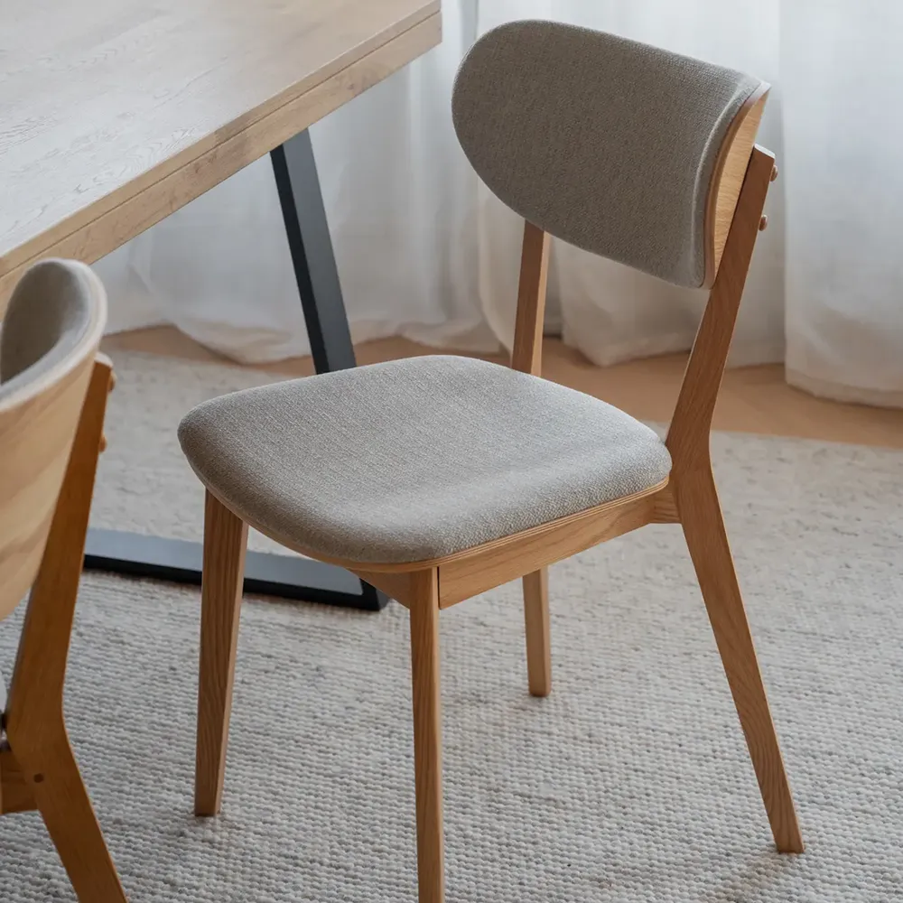 Kato Esszimmerstuhl lackierte Eiche/grau-beiger Stoffbezug