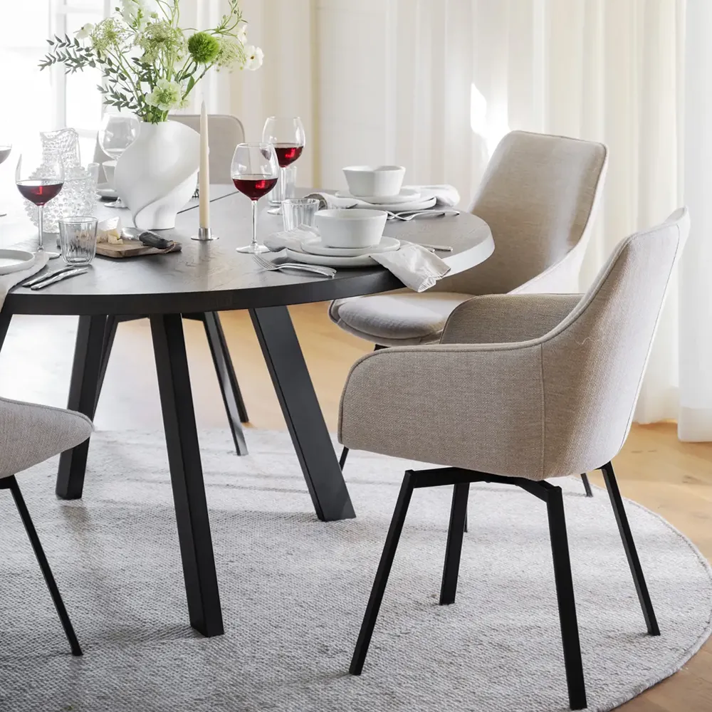 Alison Stuhl mit Armlehnen hellbeiger stoff/schwarze metallbeine